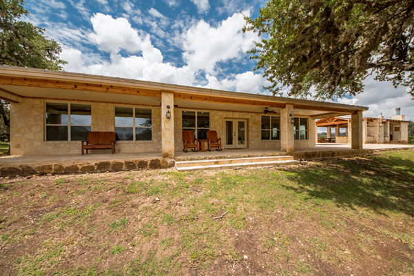 Main Lodge, Cabin for Vacation and Hunting in the Texas Hill Country